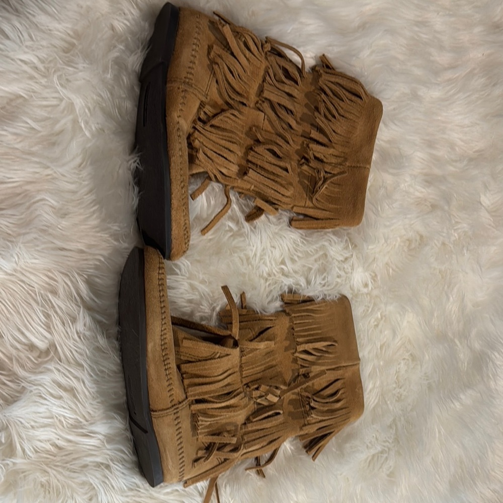 Minnetonka Fringe Moccasins - Tan